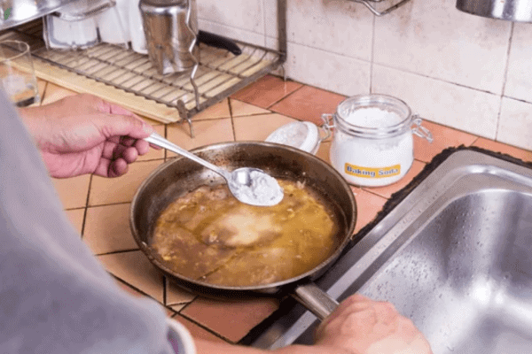plat cuisson brûlé acier inoxydable réaction chimique vinaigre blanc laissez agir à l'aide d'une brosse sous forme