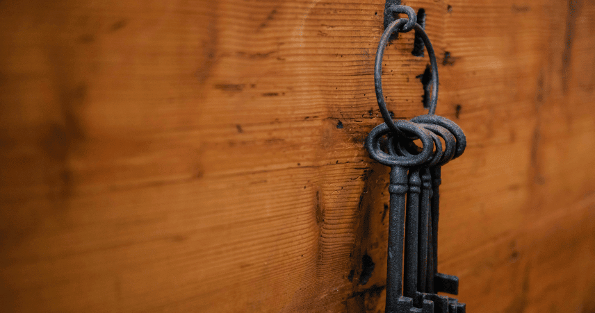 Boîtes à clés Airbnb sur le montant de la porte d'une propriété à
