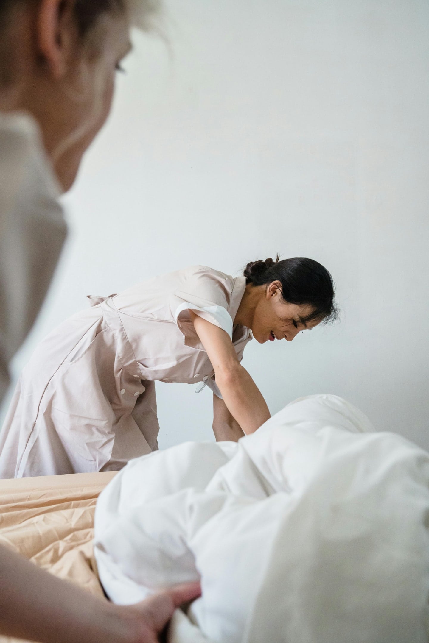 femme de ménage  travail tâches ménagères impact linge philosophie actions nettoyage lieu bien être croissance propreté 